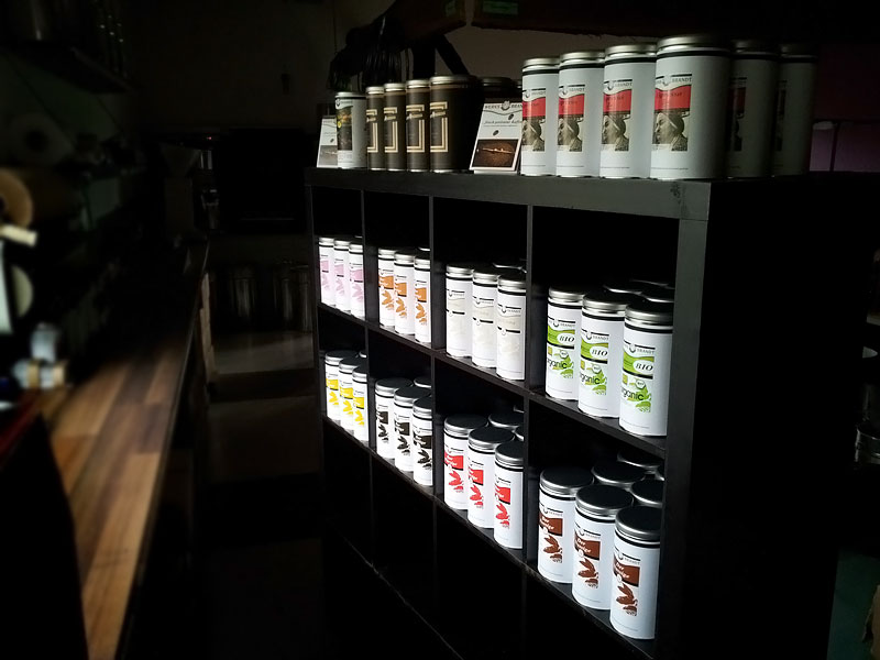WERKSBRANDT Kaffeerösterei - Kaffeeladen am Dorfweiher - Impressionen Regal