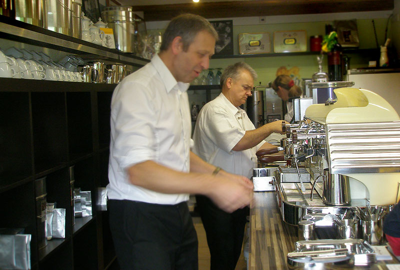 WERKSBRANDT Kaffeerösterei - Kaffeeladen am Dorfweiher - Baristas im Einsatz