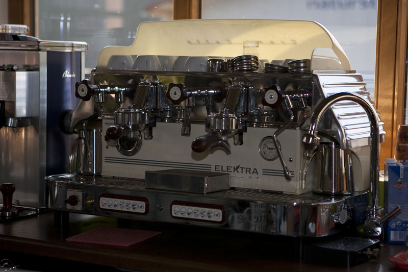 WERKSBRANDT Kaffeerösterei - Kaffeeladen am Dorfweiher - professionelle Siebträgermaschine
