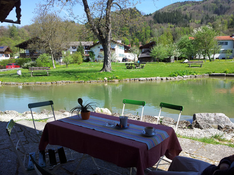 WERKSBRANDT Kaffeerösterei - Kaffeeladen am Dorfweiher - Aussicht auf die Terasse mit Dorfanger und Weihe